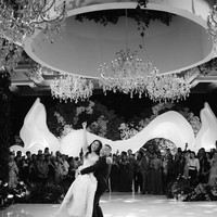 Pada saat resepsi pernikahan, Cellos masih memakai setelan jas dari Wonghang Tailor. Hanya saja kali ini dalam warna hitam. Sedangkan Natasha mengenakan gaun dengan potongan sweetheart neckline yang bertabur payet dan kristal rancangan Soko Wiyanto.  Foto: Dok. Instagram by.hilda