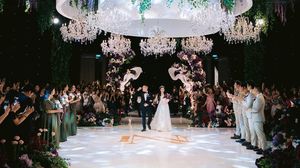 7 Foto Pernikahan Cellos-Natasha Putri, Mewah dengan Dekor Floral Dramatis