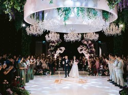 7 Foto Pernikahan Cellos-Natasha Putri, Mewah dengan Dekor Floral Dramatis