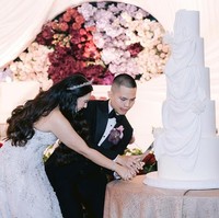 Dinding belakang pelaminan Cellos dan Natasha Putri dihiasi bunga-bunga artificial atau segar dalam palet warna ungu, pink pastel, merah marun, dan lavender,  Foto: Dok. Instagram by.hilda