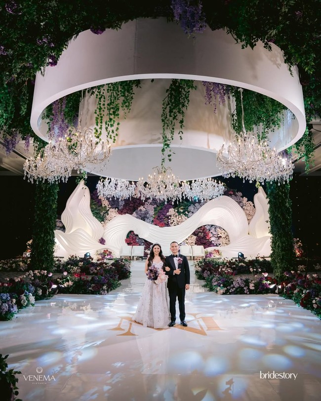 Natasha tampil cantik memesona di hari pernikahannya berkat pulasan makeup soft glam dari MUA Marlene Hariman. Rambutnya yang ditata dengan gaya gaya Hollywood waves membuat penampilannya semakin glamor sebagai pengantin. Foto: Dok. Instagram by.hilda