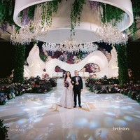 Natasha tampil cantik memesona di hari pernikahannya berkat pulasan makeup soft glam dari MUA Marlene Hariman. Rambutnya yang ditata dengan gaya gaya Hollywood waves membuat penampilannya semakin glamor sebagai pengantin. Foto: Dok. Instagram by.hilda