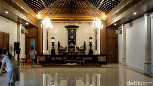 Persiapan umat Buddha di Badung untuk sembahyang Waisak esok dengan membersihkan altar dan ruang Vihara, Minggu (11/5/2025).