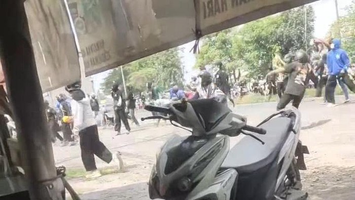 pesilat di Sidoarjo tawuran saling lempat batu