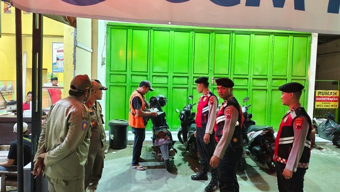 Petugas gabungan mengamankan juru parkir liar dan anak punk dalam operasi premanisme di wilayah Kabupaten Cilacap, Minggu (11/5/2025) dinihari.