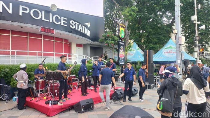 Polda Metro Jaya menggelar live music di kawasan Car Free Day di Bundaran HI, Jakarta. Warga yang berolahraga di CFD terlihat menikmati live music tersebut. (Maulani/detikcom).