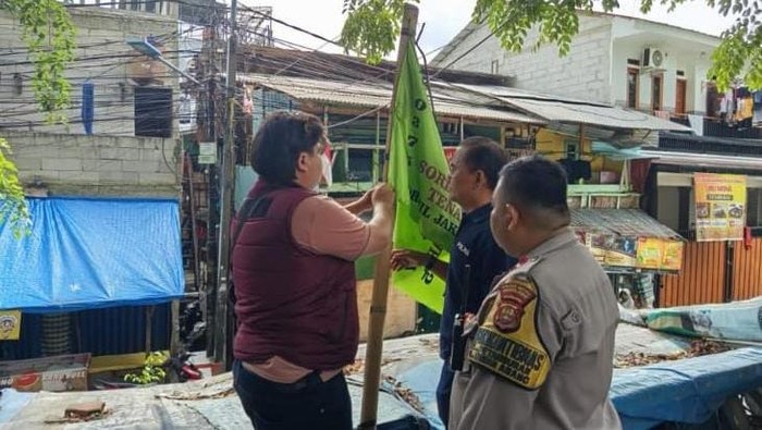 Polisi Tertibkan Bendera Ormas Terpasang Ilegal di Tanah Abang Jakpus