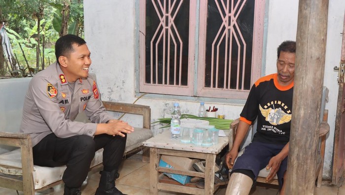 Polres Indramayu memberikan bantuan kaki palsu untuk Sirnata