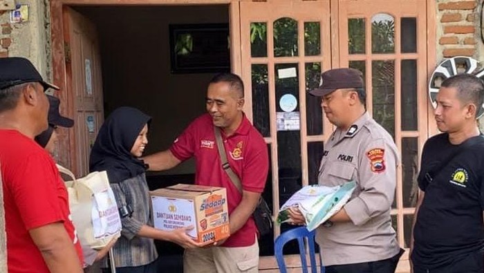 Polres Kebumen menyalurkan bantuan kepada penyandang disabilitas, Sabtu (10/5/2025).