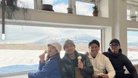 Awal tahun lalu pemain sinetron Ganteng-Ganteng Srigala ini sempat berlibur ke Niseko, Jepang. Ia, suami, dan kerabatnya menikmati es krim cone dengan pemandangan gunung bersalju. Foto: Instagram @jscmila