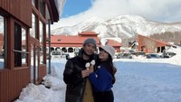 Begini momen lebih jelasnya ketika pasangan suami-istri itu sedang makan es krim vanilla lezat di tengah suhu udara dingin. Foto: Instagram @jscmila