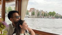 Saat suami Jessica Milla berulang tahun, artis kelahiran 1992 itu membagikan potret saat santai bersama suaminya di sebuah kapal. Ibu Kyarra pun tampak memegang segelas minuman sambil menikmati pemandangan. Foto: Instagram @jscmila