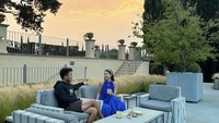 Ketika belum ada anaknya Kyarra, wanita berusia 32 tahun itu menikmati momen berduaan bersama suami. Kali ini Jessica dan Yakup sedang bersantai di sebuah halaman sambil menikmati minuman segar dan camilan. Foto: Instagram @jscmila