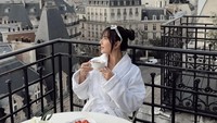 Ada lagi potret saat ibu satu anak ini menikmati keindahan kota Paris di balkon hotelnya. Dengan handuk kimononya Jessica menikmati segelas minuman hangat beserta strawberry dan pastry lain. Foto: Instagram @jscmila