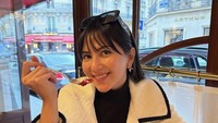 Lagi-lagi di kota Paris artis kelahiran Langsa Aceh itu menikmati dessert. Dessert kali ini juga mirip seperti pavlova, dilengkapi whipped cream dan saus strawberry. Foto: Instagram @jscmila
