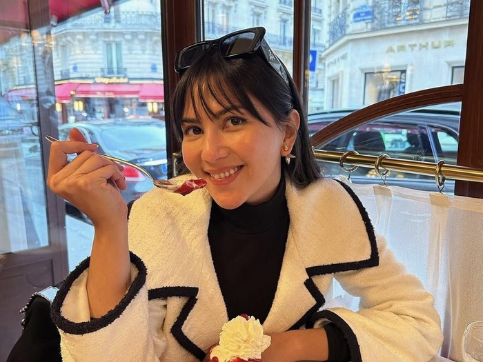 Potret Jessica Mila Asyik Kulineran, Makan Dessert hingga Daging