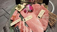 Selain dessert, ibu Kyarra ini juga sempat menikmati hidangan daging spesial di Jepang. Beberapa potongan daging premium siap disantap. Bahkan ada yang grade dagingnya sampai A5! Foto: Instagram @jscmila
