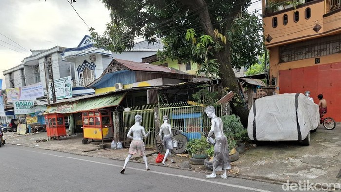 Potret manusia silver di Jalan Sungai Saddang, Makassara.