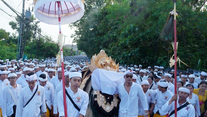 Potret Ribuan Umat Hindu Berjalan Kaki Menuju Pura Uluwatu Ribuan umat Hindu beriring-iringan berjalan kaki menuju Pura Uluwatu saat rangkaian upacara Masupati Sesuhunan Ida Bhatara Dewa Ayu di Badung, Bali, Minggu (11/5/2025). Upacara sakral yang digelar Desa Adat Jimbaran pada 11-12 Mei 2025 tersebut diikuti sekitar 25 ribu umat Hindu dengan menempuh perjalanan sepanjang 15 km. ANTARA FOTO/Nyoman Hendra Wibowo