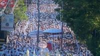 Sebanyak 25.000 umat Hindu mengikuti prosesi ini dengan penuh khidmat, menempuh perjalanan sepanjang 15 kilometer dari Desa Jimbaran menuju pura yang terletak di tebing ujung selatan Pulau Bali.