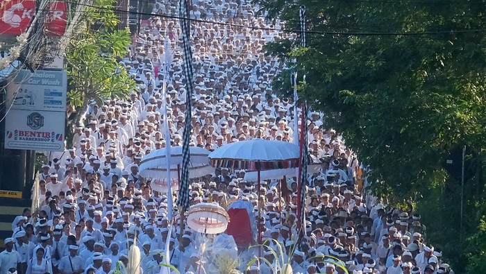 Ribuan umat Hindu beriring-iringan berjalan kaki menuju Pura Uluwatu saat rangkaian upacara Masupati Sesuhunan Ida Bhatara Dewa Ayu di Badung, Bali, Minggu (11/5/2025). Upacara sakral yang digelar Desa Adat Jimbaran pada 11-12 Mei 2025 tersebut diikuti sekitar 25 ribu umat Hindu dengan menempuh perjalanan sepanjang 15 km. ANTARA FOTO/Nyoman Hendra Wibowo
