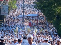 Potret Ribuan Umat Hindu Berjalan Kaki Menuju Pura Uluwatu