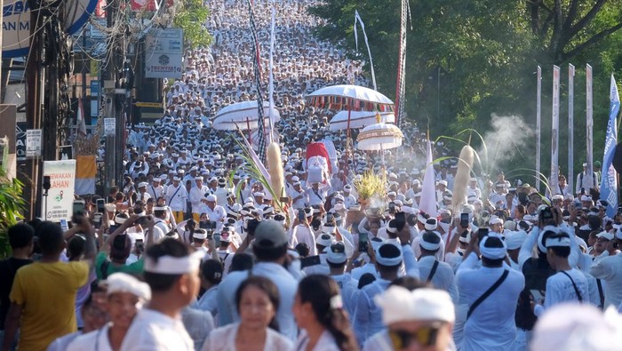 Potret Ribuan Umat Hindu Berjalan Kaki Menuju Pura Uluwatu Ribuan umat Hindu beriring-iringan berjalan kaki menuju Pura Uluwatu saat rangkaian upacara Masupati Sesuhunan Ida Bhatara Dewa Ayu di Badung, Bali, Minggu (11/5/2025). Upacara sakral yang digelar Desa Adat Jimbaran pada 11-12 Mei 2025 tersebut diikuti sekitar 25 ribu umat Hindu dengan menempuh perjalanan sepanjang 15 km. ANTARA FOTO/Nyoman Hendra Wibowo