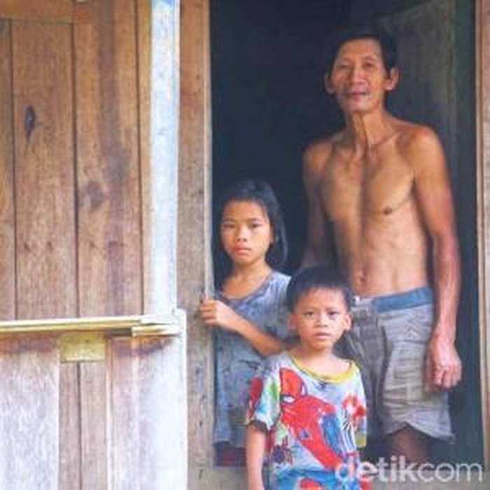 Potret Ulo Njau bersama keluarganya tinggal dengan penuh keterbatasan Potret Ulo Njau bersama keluarganya tinggal dengan penuh keterbatasan