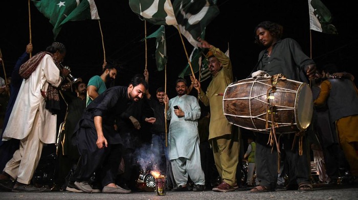 Potret Warga Hyderabad Rayakan Gencatan Senjata India-Pakistan People celebrate after the ceasefire announcement between India and Pakistan, in Hyderabad, Pakistan, May 10, 2025. REUTERS/Yasir Rajput