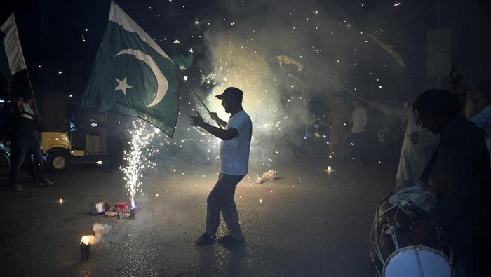 People celebrate after the ceasefire announcement between India and Pakistan, in Hyderabad, Pakistan, May 10, 2025. REUTERS/Yasir Rajput