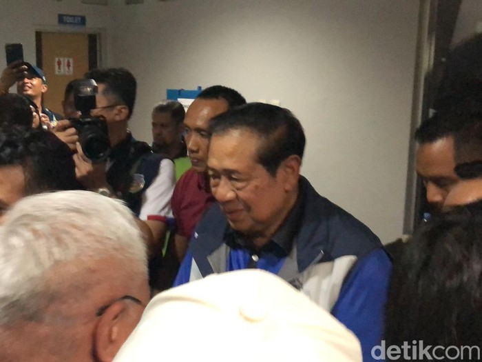 Presiden ke-6 RI sekaligus pendiri LavAni, Susilo Bambang Yudhoyono (SBY), menyaksikan laga final Proliga 2025  di GOR Amongrogo, Kota Jogja, Minggu (11/5/2025) malam.