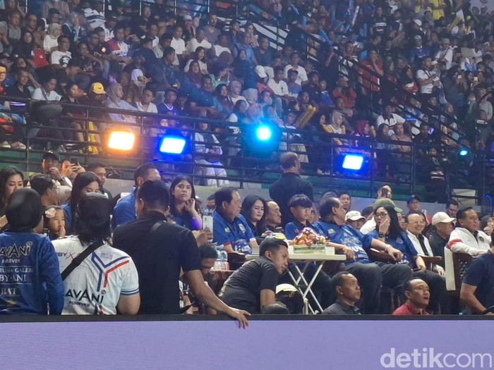 Presiden ke-6 RI, Susilo Bambang Yudhoyono (SBY) dan Direktur Transmedia, Chairul Tanjung (CT) menyaksikan grand final Proliga 2025 di Gor Among Rogo, Jogja, Minggu (11/5/2025) malam.