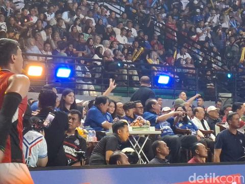 Presiden ke-6 RI, Susilo Bambang Yudhoyono (SBY) dan Direktur Transmedia, Chairul Tanjung (CT) menyaksikan grand final Proliga 2025 di Gor Among Rogo, Jogja, Minggu (11/5/2025) malam.