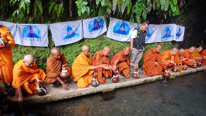 Prosesi pengambilan air berkah atau air suci dari Umbul Jumprit, Parakan, Kabupaten Temanggung, Minggu (11/5/2025).