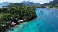 Foto udara menunjukkan wisatawan melakukan aktivitas selam permukaan (snorkeling) di kawasan taman laut Pulau Rubiah yang membentang seluas 2.600 hektare. Selain pesona bawah lautnya, udara sejuk, suasana tenang, dan keramahan masyarakat setempat menjadi daya tarik tersendiri.
