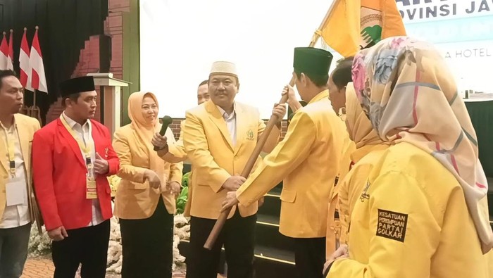Sarmuji Serahkan Estafet Kepemimpinan Golkar Jatim ke Ali Mufthi