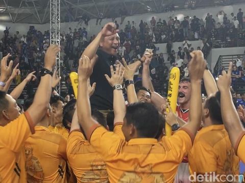Selebrasi Jakarta Bhayangkara Presisi usai menyabet juara Proliga 2025, Minggu (11/5/2025).