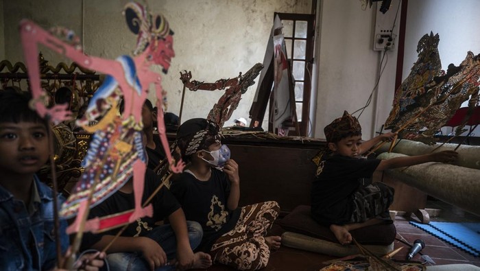 Semangat Anak-Anak Latihan Dalang Cilik dan Karawitan di Semarang Seorang siswa didampingi pengajar memainkan alat musik gamelan saat latihan dalang cilik dan karawitan di Gedung Monod Diephius, kawasan Kota Lama, Semarang, Jawa Tengah, Minggu (11/5/2025). Pelatihan yang diikuti oleh anak-anak dari perkumpulan karawitan dan pedalangan Monod Laras yang diselenggarakan setiap hari Minggu itu bertujuan untuk melestarikan seni budaya Indonesia, khususnya di bidang wayang kulit dan gamelan. ANTARA FOTO/Aprillio Akbar/agr