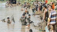 Sebanyak 1,3 ton ikan dilepas ke dalam empang guna memeriahkan kegiatan tersebut.