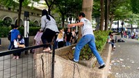 Selain itu ada juga wisatawan yang naik taman dan menerobos pagar. Padahal pengelola sudah menyediakan jalur khusus bagai wisatawan yang hendak keluar dari kawasan Alun-alun Bandung.