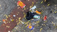 Masih banyak wisatawan yang membuang sampah sembarangan, padahal pengelola menyediakan tempat sampah dan trash bag.