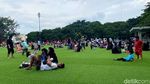 Potret Warga Pelesiran ke Alun-alun Kota Bandung Saat Long Weekend