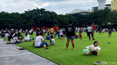 Potret Warga Pelesiran ke Alun-alun Kota Bandung Saat Long Weekend