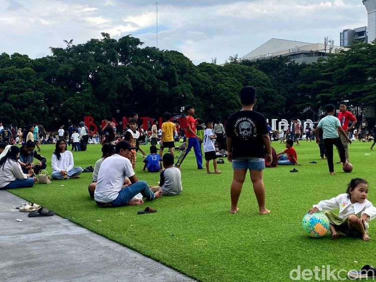 Potret Warga Pelesiran ke Alun-alun Kota Bandung Saat Long Weekend
