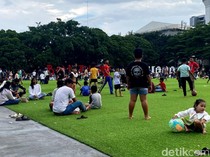 Potret Warga Pelesiran ke Alun-alun Kota Bandung Saat Long Weekend