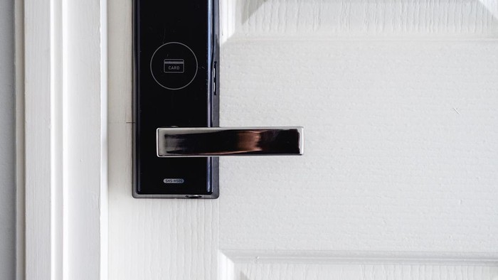 Smart door lock untuk rumah.