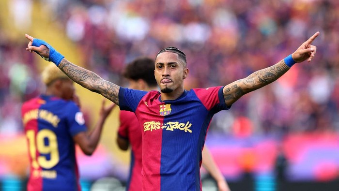 Soccer Football - LaLiga - FC Barcelona v Real Madrid - Estadi Olimpic Lluis Companys, Barcelona, Spain - May 11, 2025 FC Barcelonas Raphinha celebrates scoring their fourth goal REUTERS/Albert Gea