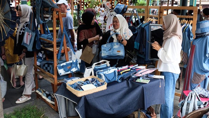 Pengunjung melihat produk kerajinan seni yang dipasarkan saat Solo Art Market di kawasan wisata Ngarsopuro Solo, Jawa Tengah, Minggu (11/5/2025). Pengelola pasar seni setempat menargetkan transaksi penjualan dari pameran produk 103 pelaku UMKM dan komunitas kreatif di Solo ini mencapai Rp60 juta pada momen liburan panjang Waisak dan cuti bersama. ANTARAFOTO/Maulana Surya