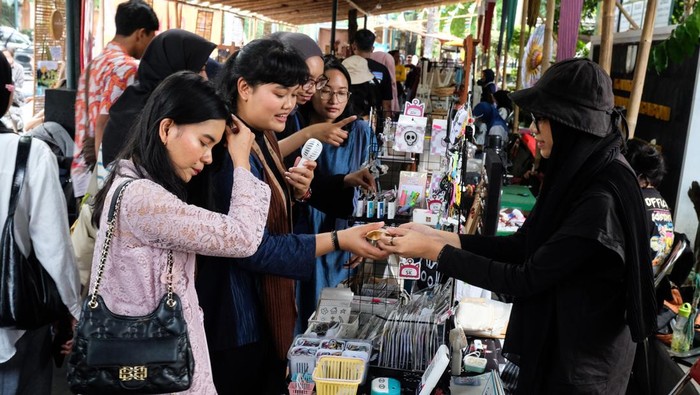 Solo Art Market, Destinasi Wisata Seni dan Belanja UMKM Saat Libur Panjang Pengunjung melihat produk kerajinan seni yang dipasarkan saat Solo Art Market di kawasan wisata Ngarsopuro Solo, Jawa Tengah, Minggu (11/5/2025). Pengelola pasar seni setempat menargetkan transaksi penjualan dari pameran produk 103 pelaku UMKM dan komunitas kreatif di Solo ini mencapai Rp60 juta pada momen liburan panjang Waisak dan cuti bersama. ANTARAFOTO/Maulana Surya