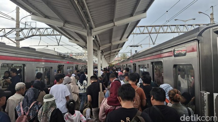 Stasiun Bogor ramai penumpang di momen libur panjang Hari Raya Waisak. Warga mengaku sengaja datang untuk berwisata di sejumlah tempat di Bogor. (Solihin/detikcom).